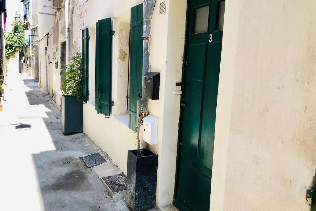 Studio Sérénité-La Roquette-Rue très calme Arlés Apartamento